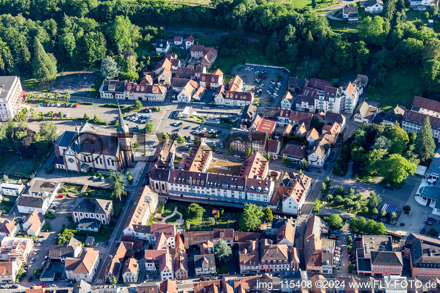 Vue aérienne de Niederbronn-les-Bains dans le département Bas Rhin, France