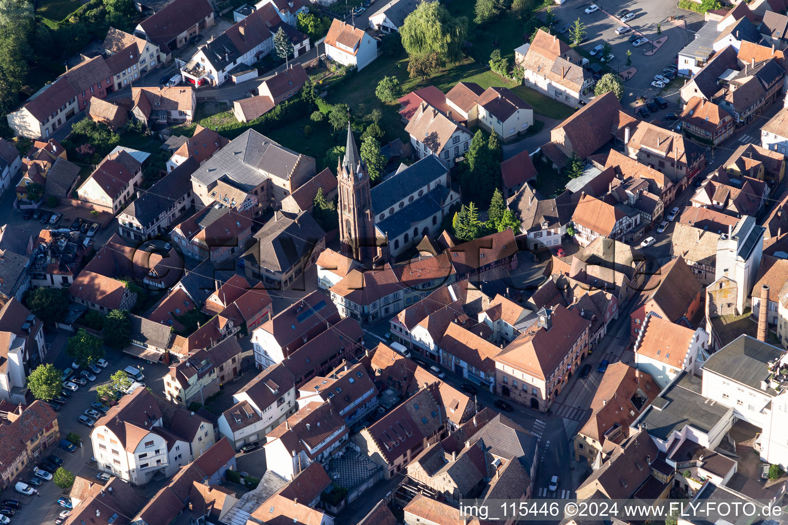 Vue aérienne de Bâtiment de l'église à Pfaffenhoffen à Val de Moder dans le département Bas Rhin, France