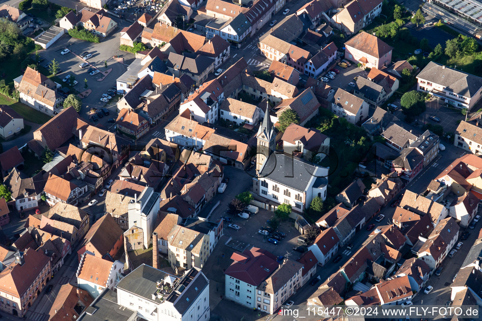 Vue aérienne de Bâtiment de l'église à Pfaffenhoffen à Val de Moder dans le département Bas Rhin, France