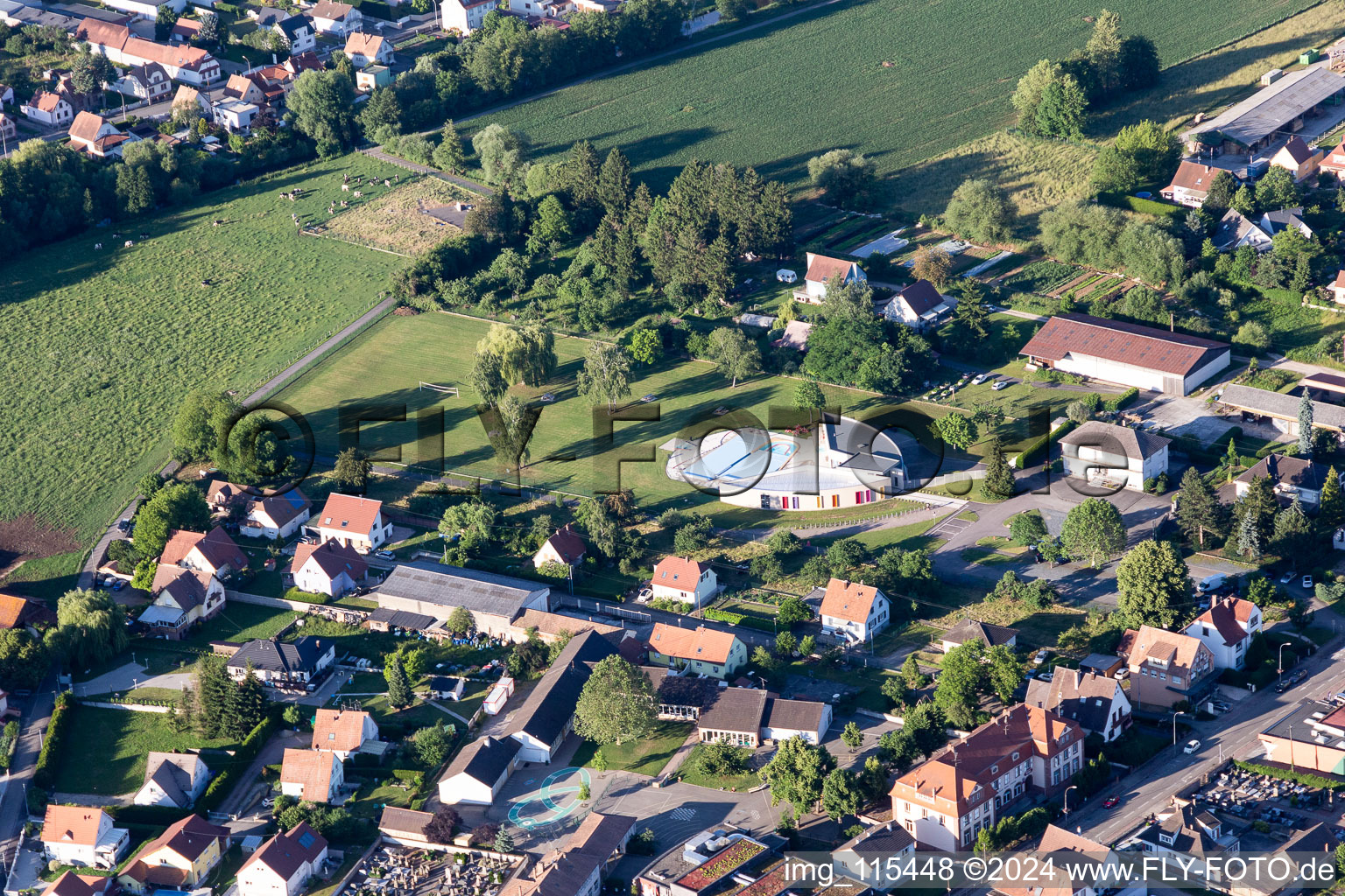 Vue aérienne de Piscine Pfaffenhofen à Val-de-Moder dans le département Bas Rhin, France