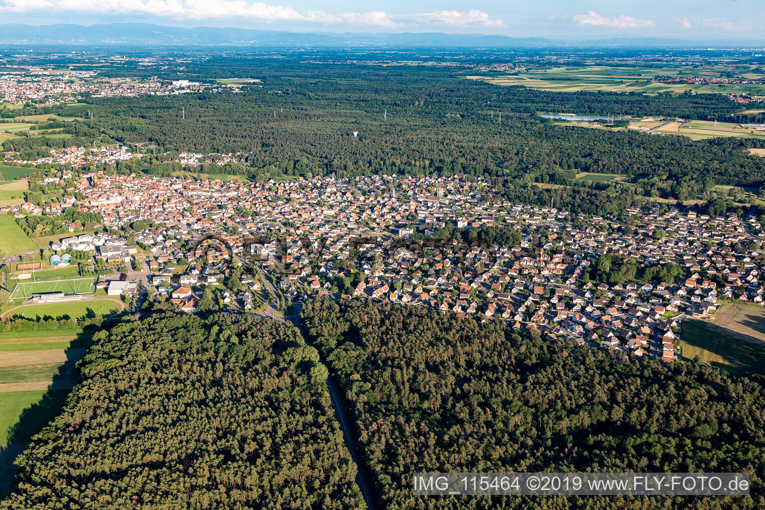 Vue aérienne de Schweighouse-sur-Moder dans le département Bas Rhin, France