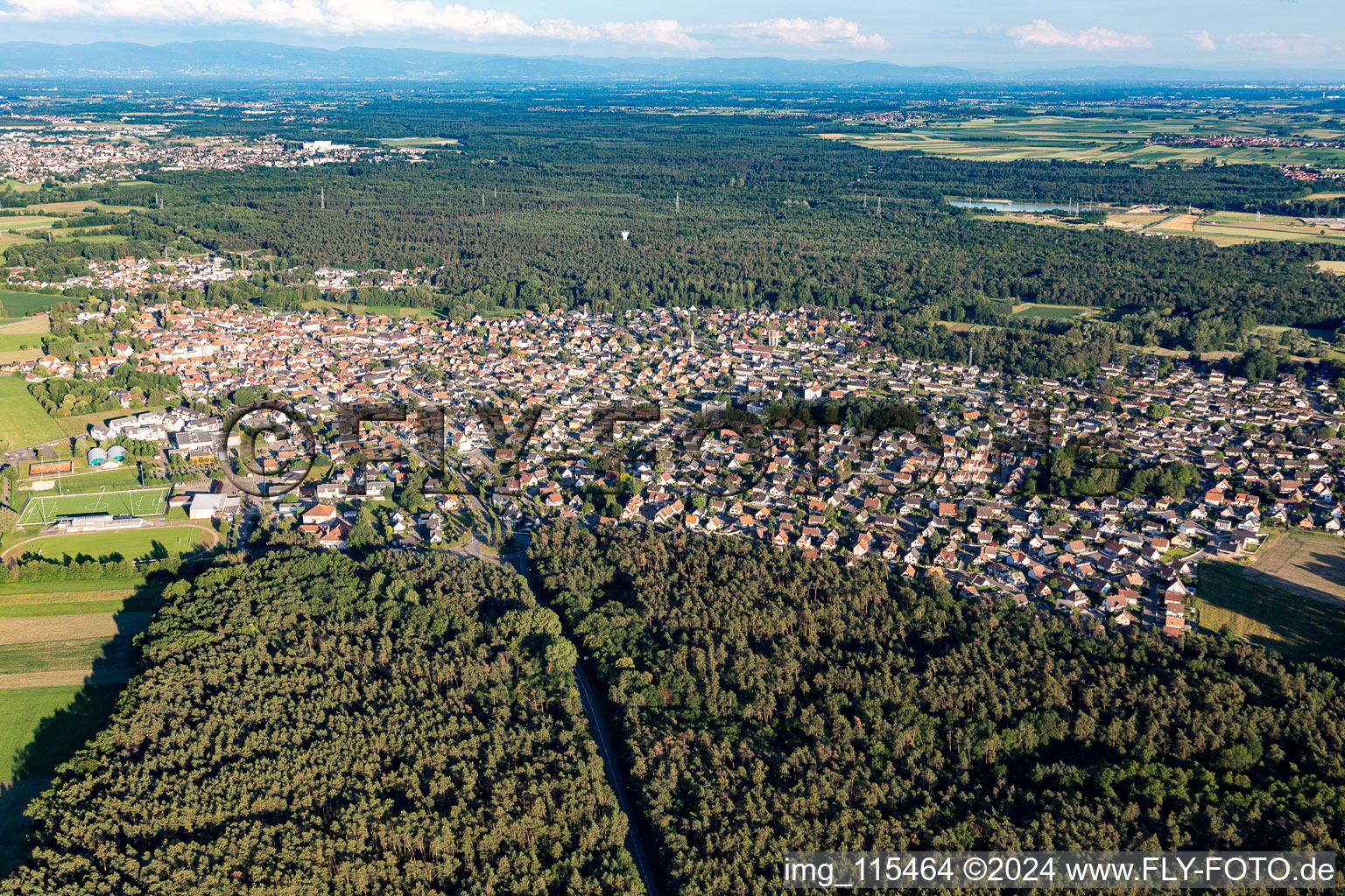 Vue aérienne de Schweighouse-sur-Moder dans le département Bas Rhin, France