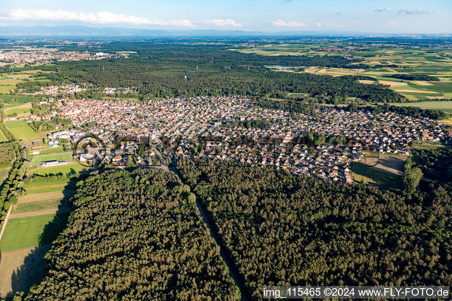 Vue aérienne de Schweighouse-sur-Moder dans le département Bas Rhin, France