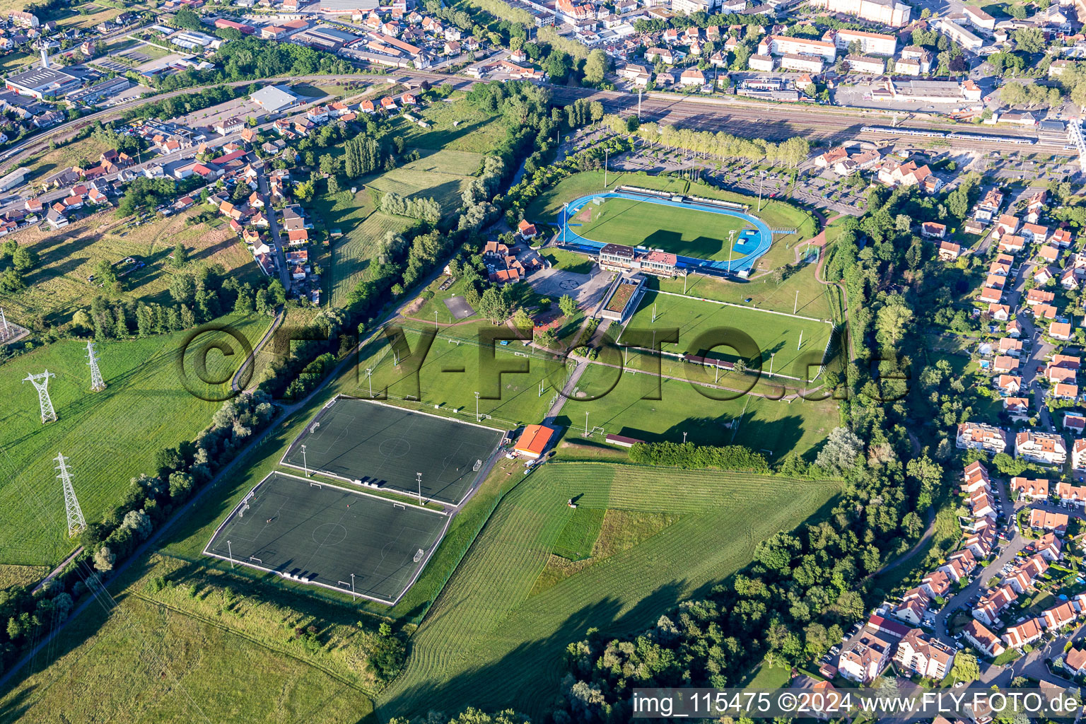 Vue aérienne de Ensemble des terrains de sport du Football Club Haguenau dans le Parc des Sports de Haguenau à Haguenau à le quartier Metzgerhof Krausenhof in Hagenau dans le département Bas Rhin, France