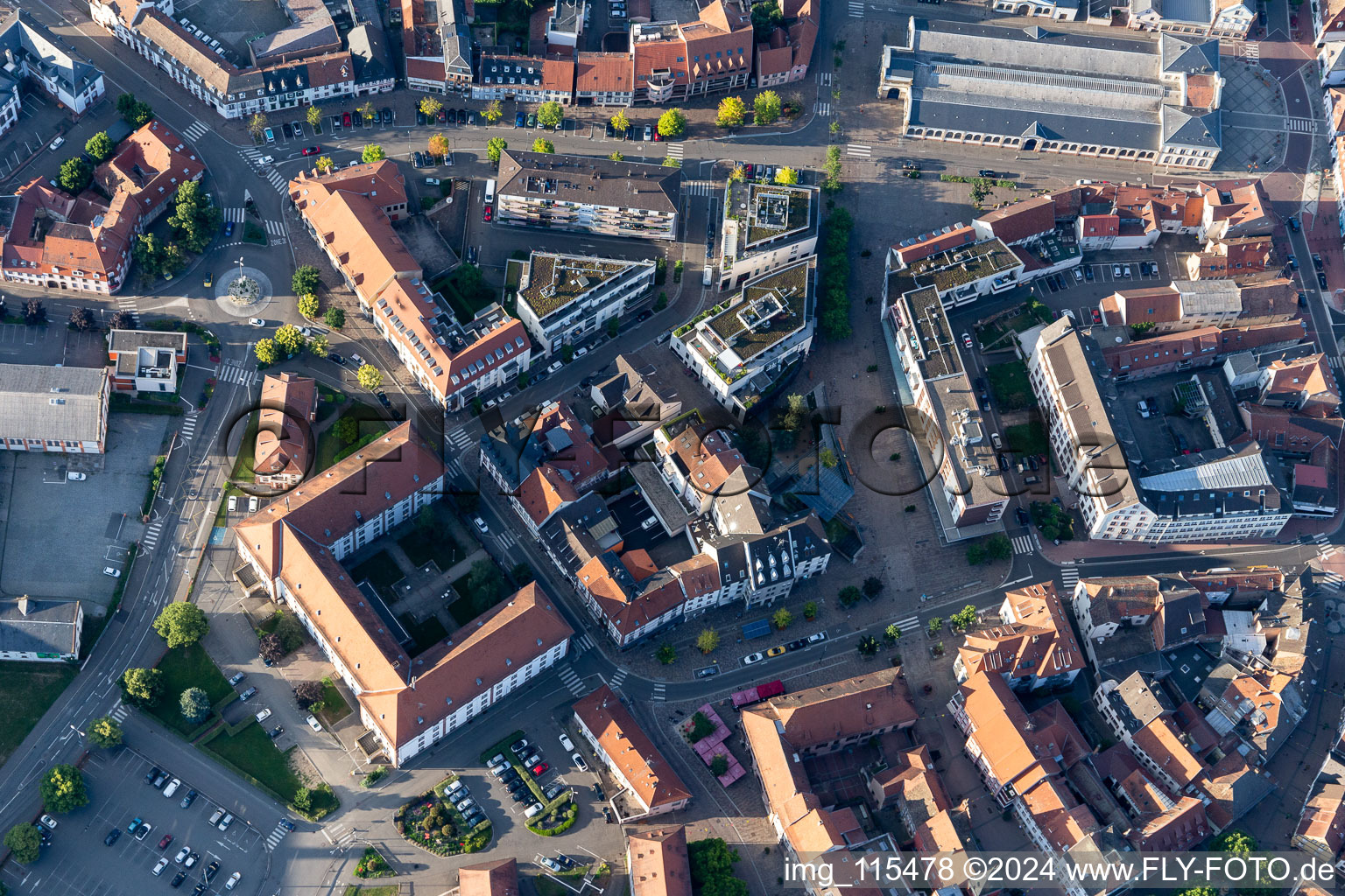 Vue aérienne de Centre-ville en plein cœur de la ville, place Barberousse à Haguenau à Hagenau dans le département Bas Rhin, France