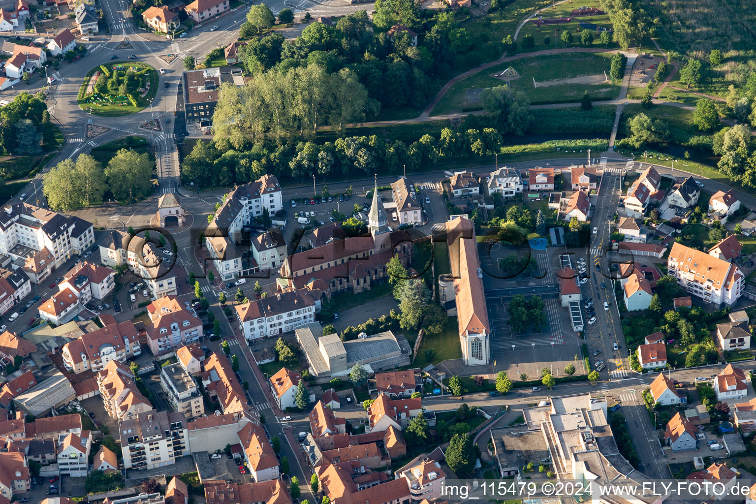 Vue aérienne de Hagenau dans le département Bas Rhin, France