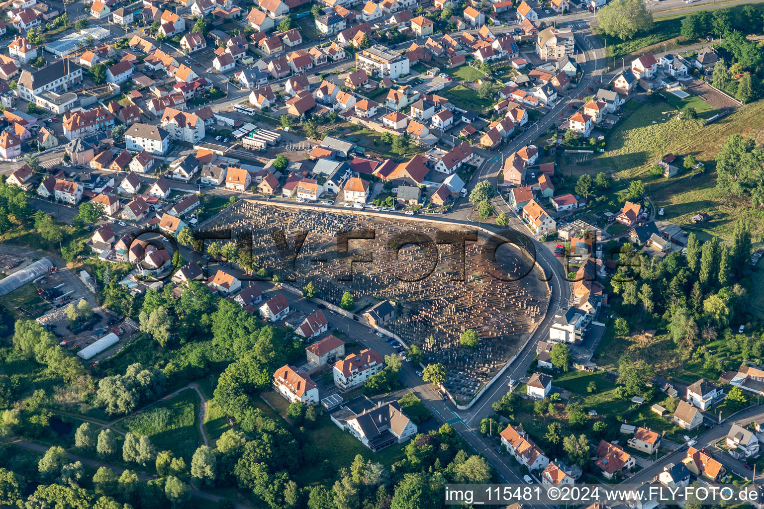 Vue aérienne de Ancien cimetière juif Cimetière Israélite de Haguenau à Haguenau à le quartier Markenhouse in Hagenau dans le département Bas Rhin, France