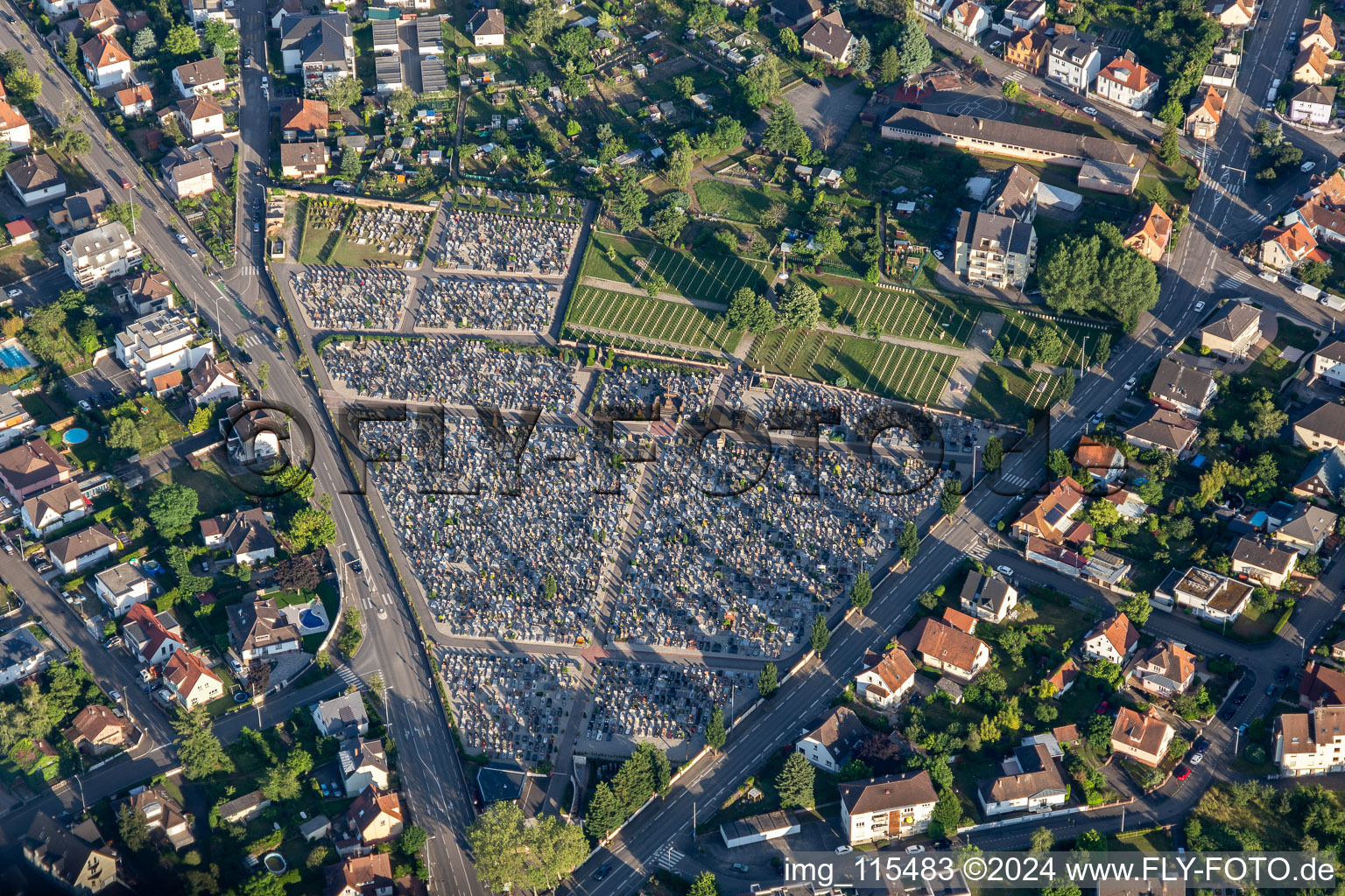 Vue aérienne de Cimetière Cimetière Saint-Georges à Haguenau à le quartier Bildstoeckel Est in Hagenau dans le département Bas Rhin, France