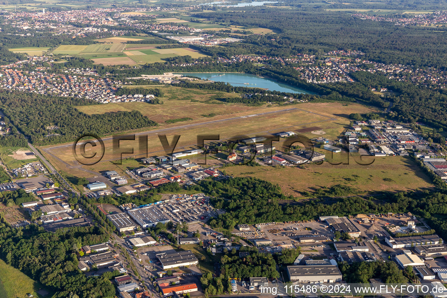 Vue aérienne de Aérodromes à le quartier Zone Activite Aerodrome in Hagenau dans le département Bas Rhin, France