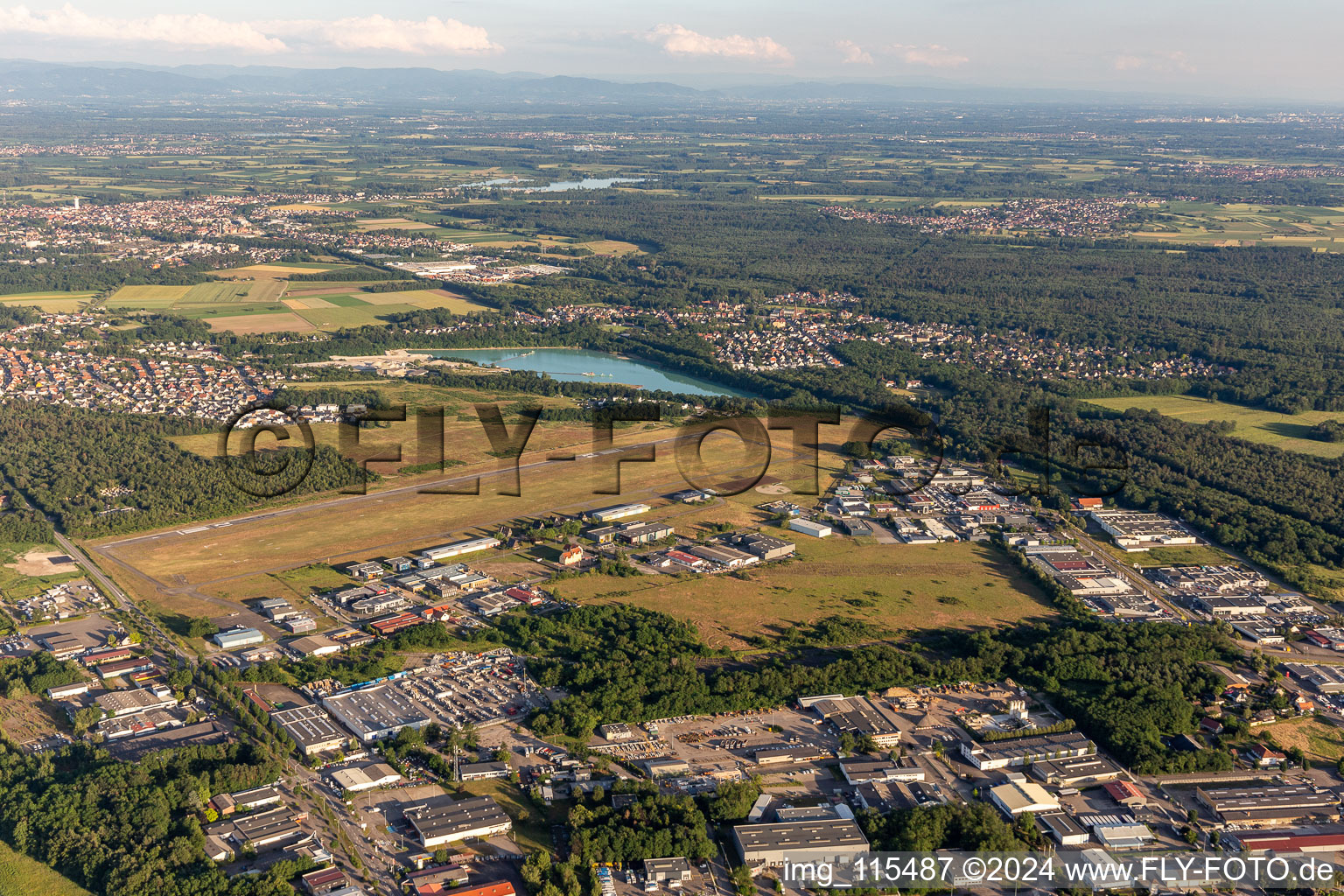 Vue aérienne de Aérodromes à le quartier Zone Activite Aerodrome in Hagenau dans le département Bas Rhin, France