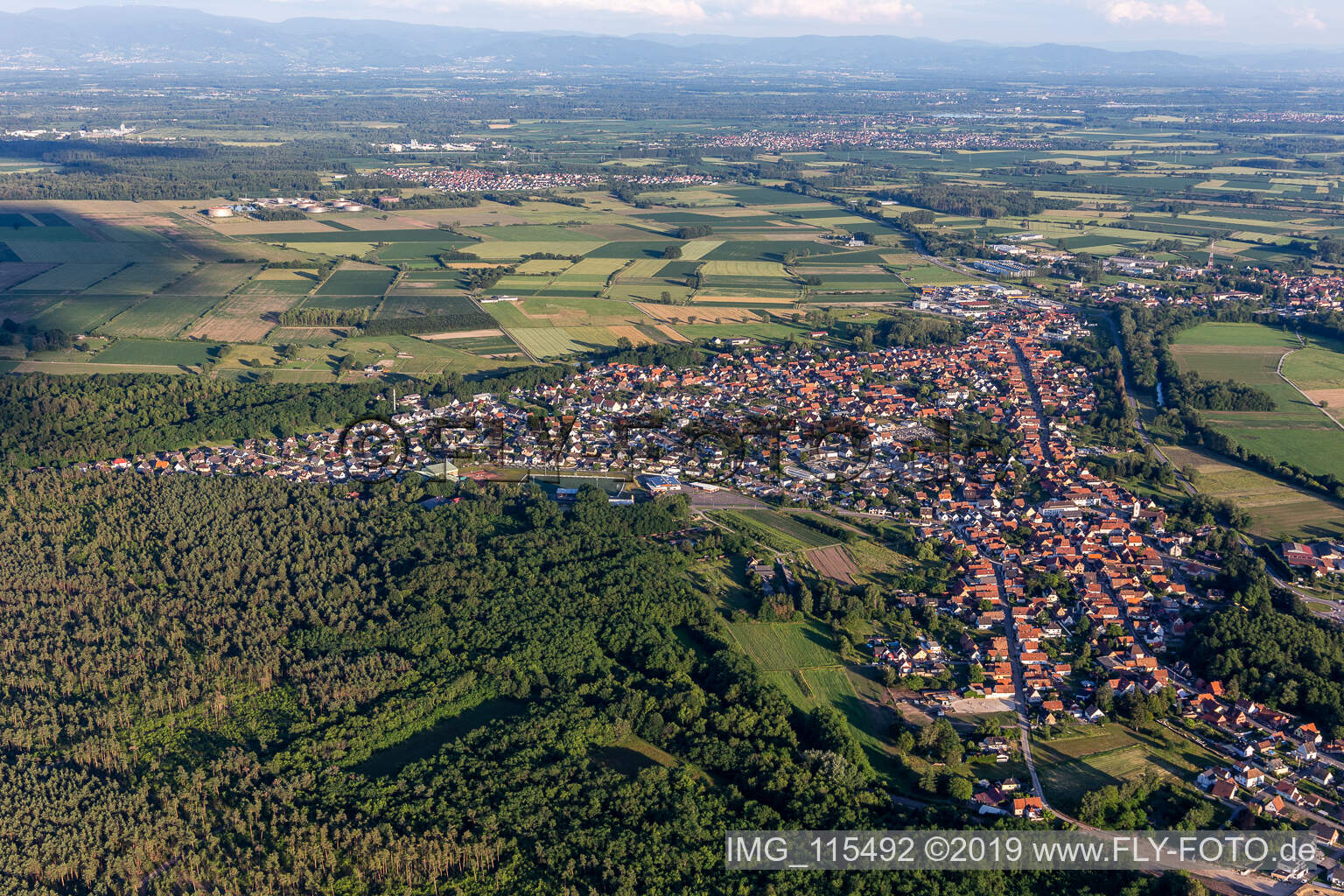 Oberhoffen-sur-Moder dans le département Bas Rhin, France du point de vue du drone