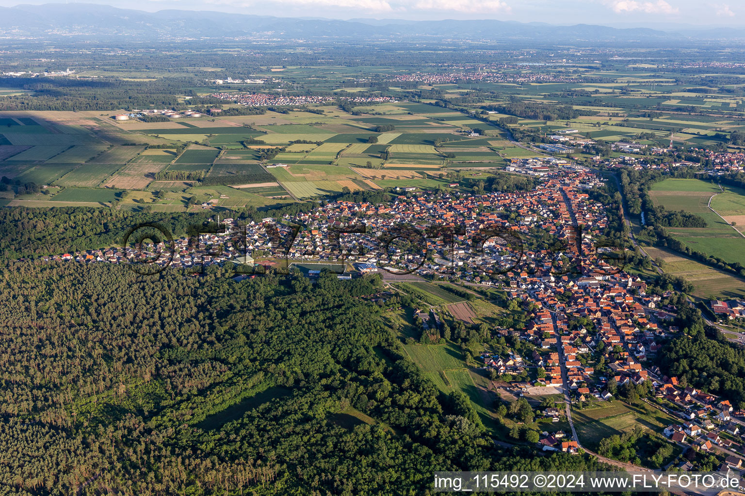 Oberhoffen-sur-Moder dans le département Bas Rhin, France du point de vue du drone