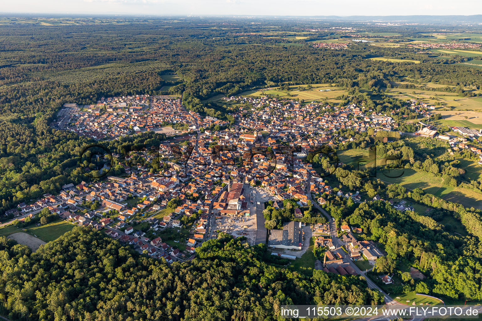 Vue aérienne de Centre ville entouré de forêts et de zones forestières avec rues et maisons et quartiers résidentiels du village des potiers à Soufflenheim dans le département Bas Rhin, France