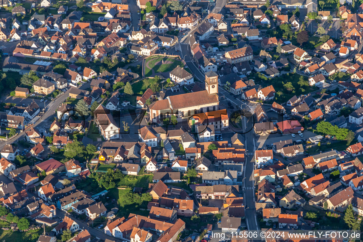 Vue aérienne de Bâtiment religieux au centre-ville à Soufflenheim dans le département Bas Rhin, France