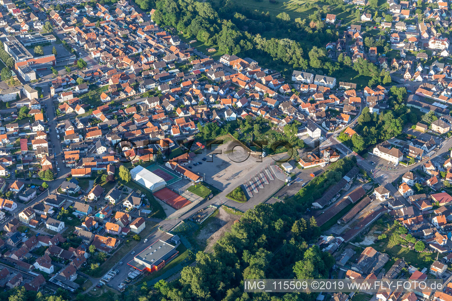 Soufflenheim dans le département Bas Rhin, France du point de vue du drone
