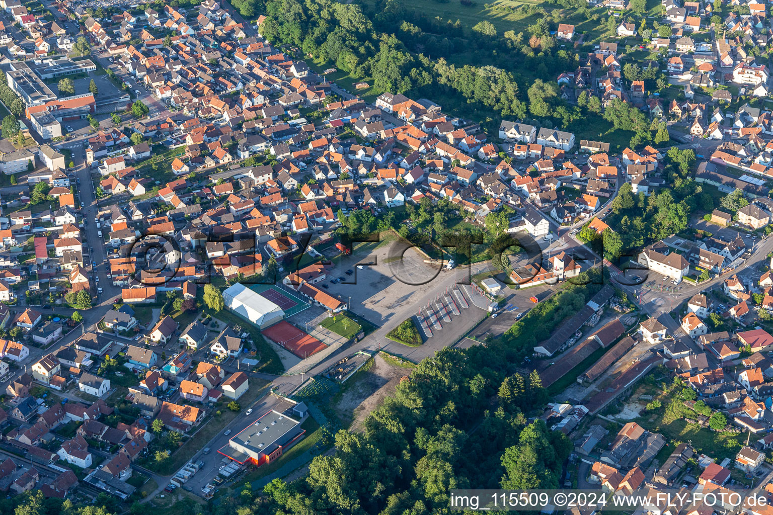 Soufflenheim dans le département Bas Rhin, France du point de vue du drone