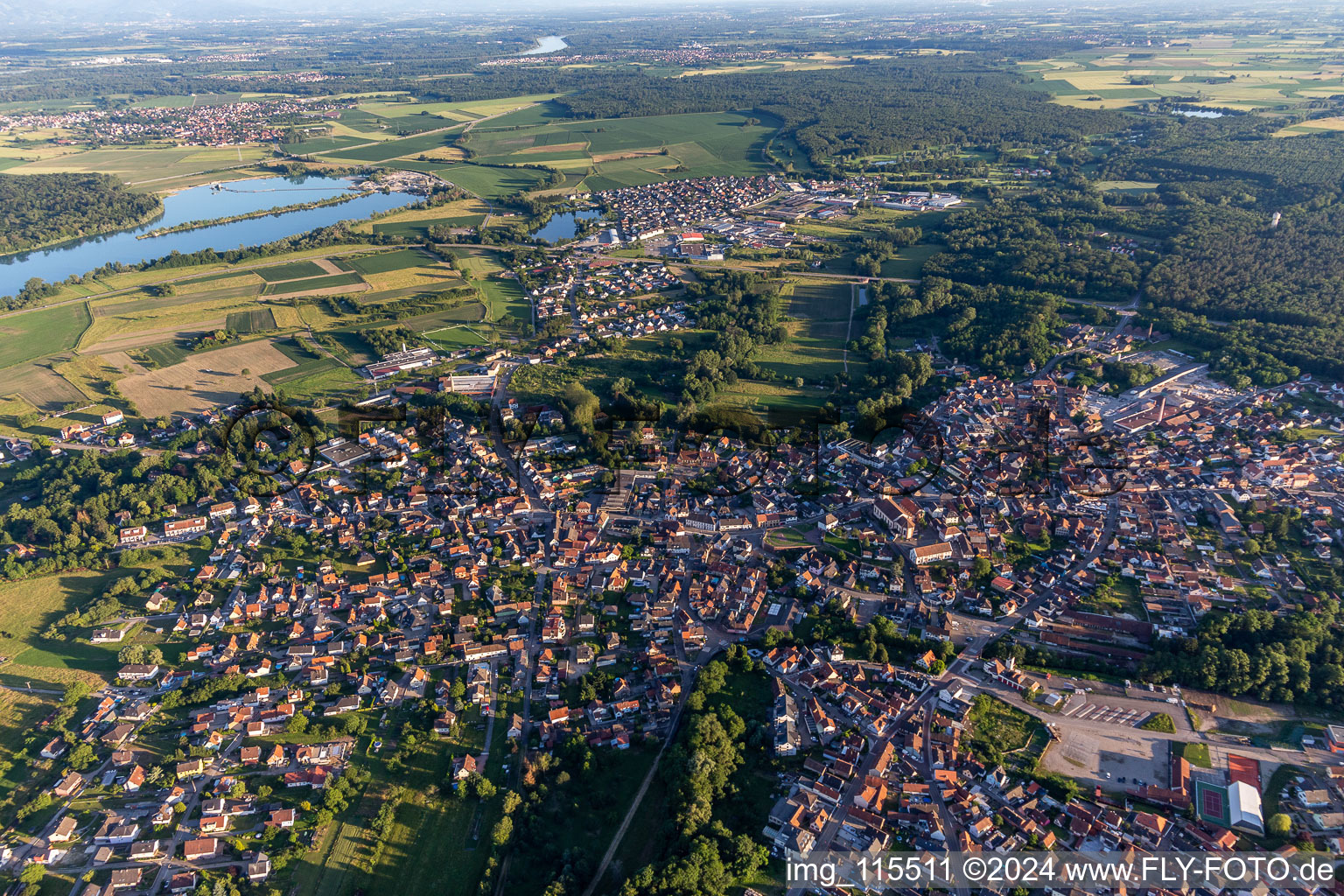 Soufflenheim dans le département Bas Rhin, France vu d'un drone