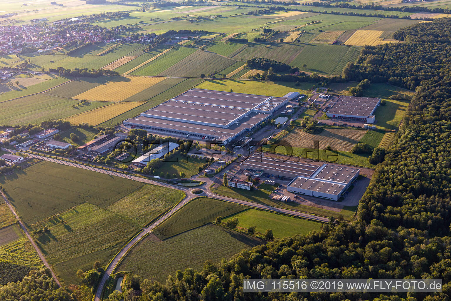 Vue aérienne de Locaux de l'usine de construction automobile Daimler AG à Hatten dans le département Bas Rhin, France