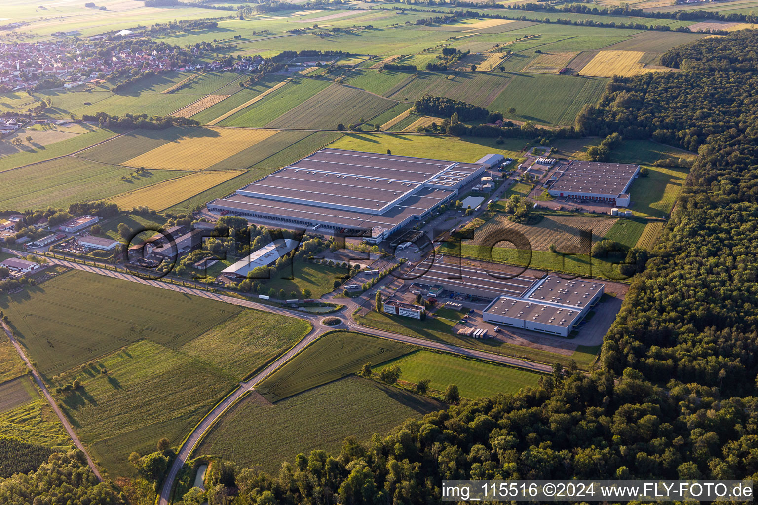 Vue aérienne de Locaux de l'usine de construction automobile Daimler AG à Hatten dans le département Bas Rhin, France