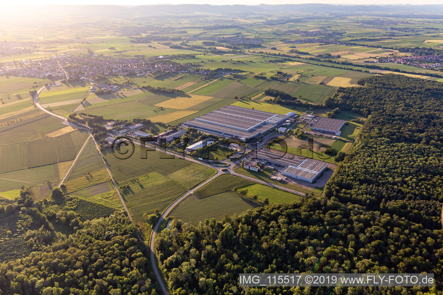 Vue aérienne de Daimler AG à Hatten dans le département Bas Rhin, France
