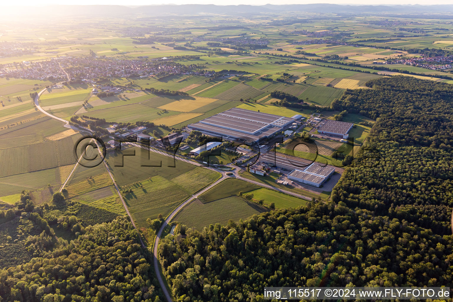 Vue aérienne de Daimler AG à Hatten dans le département Bas Rhin, France