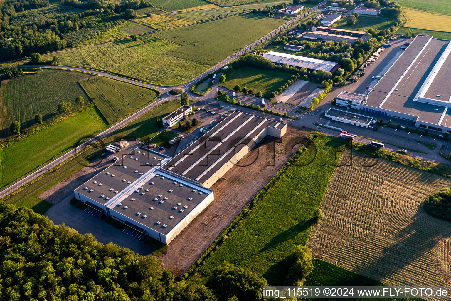 Vue aérienne de Daimler AG à Hatten dans le département Bas Rhin, France