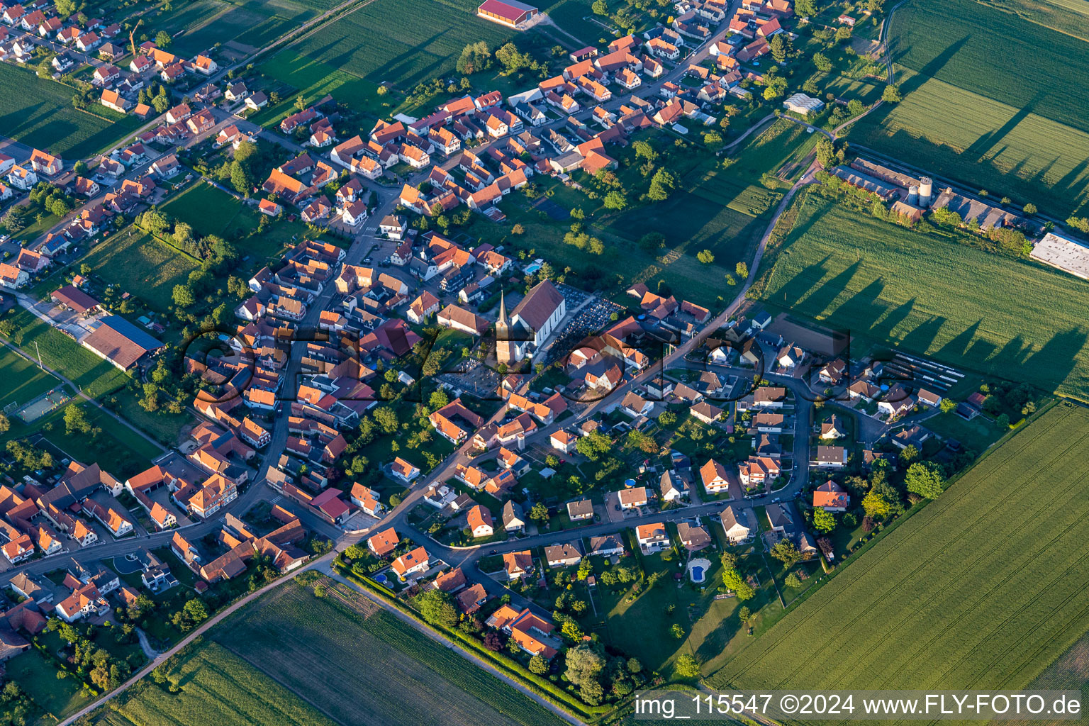 Vue aérienne de Bâtiment d'église au centre du village à Schleithal dans le département Bas Rhin, France