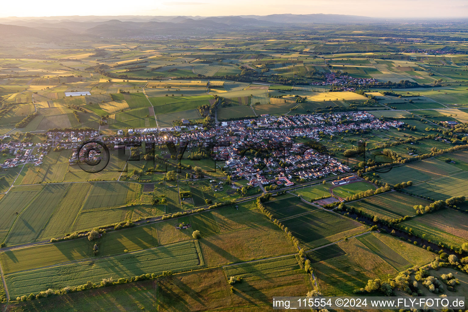 Steinfeld dans le département Rhénanie-Palatinat, Allemagne du point de vue du drone