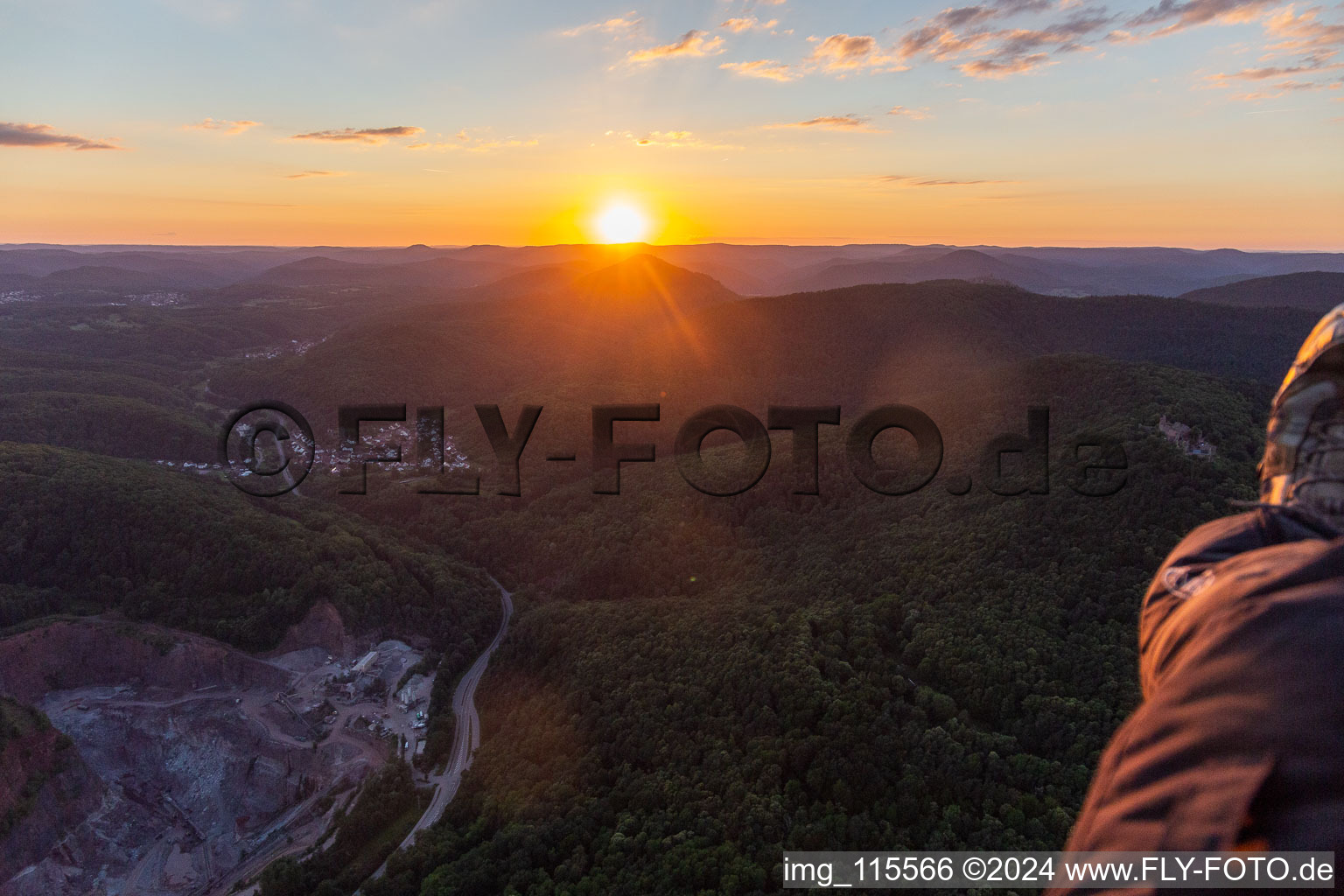 Vue aérienne de Coucher de soleil dans le Kaiserbachtal à Waldhambach dans le département Rhénanie-Palatinat, Allemagne