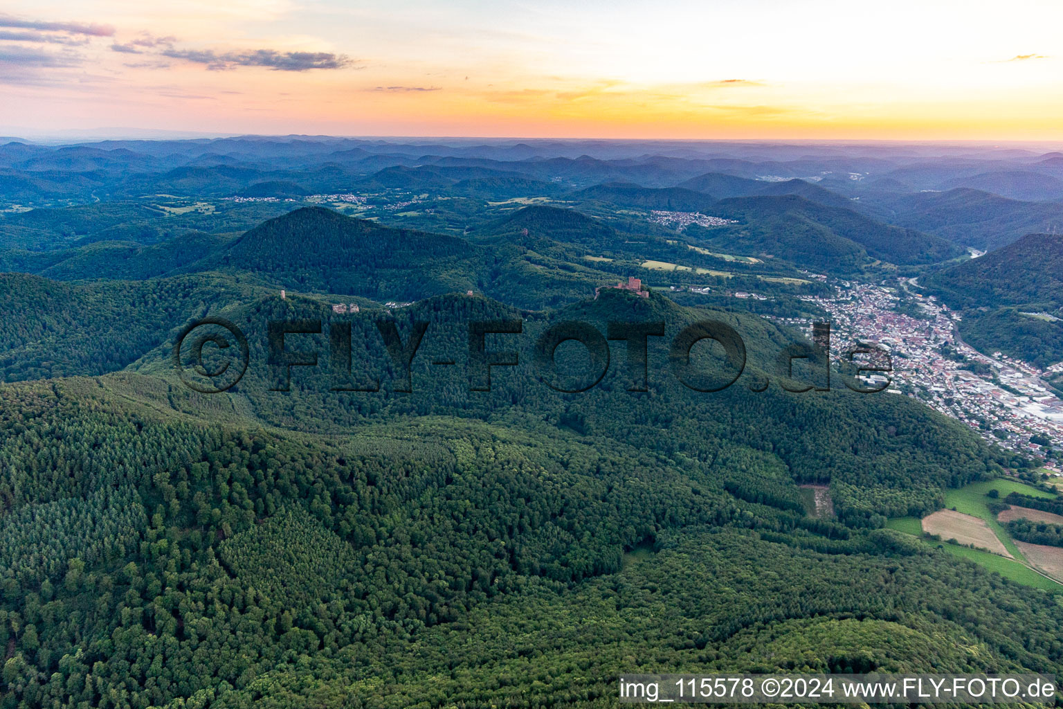 Vue aérienne de Château de Trifels, etc. à Annweiler am Trifels dans le département Rhénanie-Palatinat, Allemagne