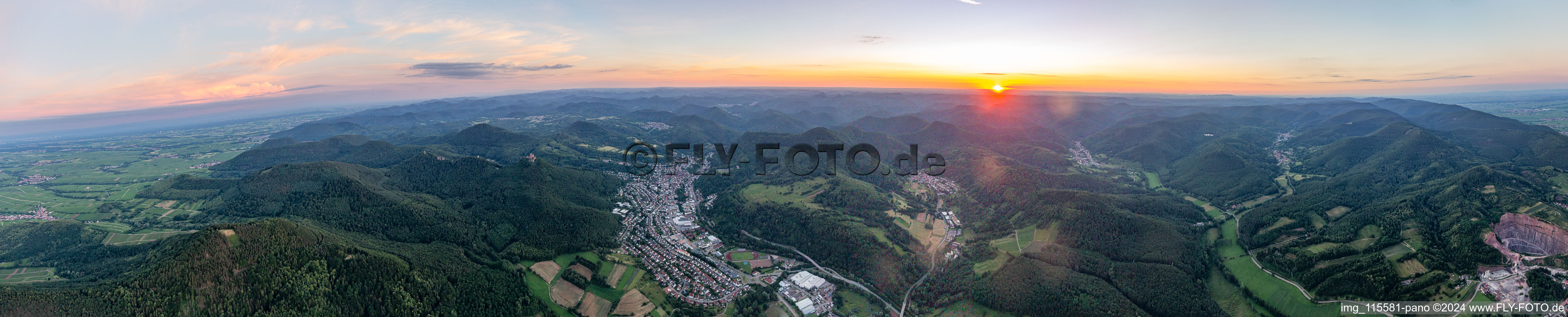 Vue aérienne de Panorama de la forêt du Palatinat : vallées du Queich, de l'Eußer et du Dernbach à Annweiler am Trifels dans le département Rhénanie-Palatinat, Allemagne