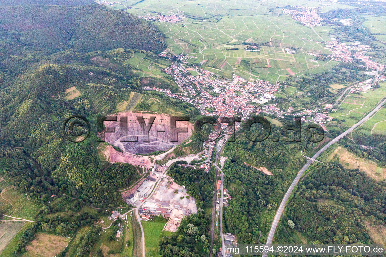 Vue aérienne de Mine de Basalte AG à Albersweiler dans le département Rhénanie-Palatinat, Allemagne