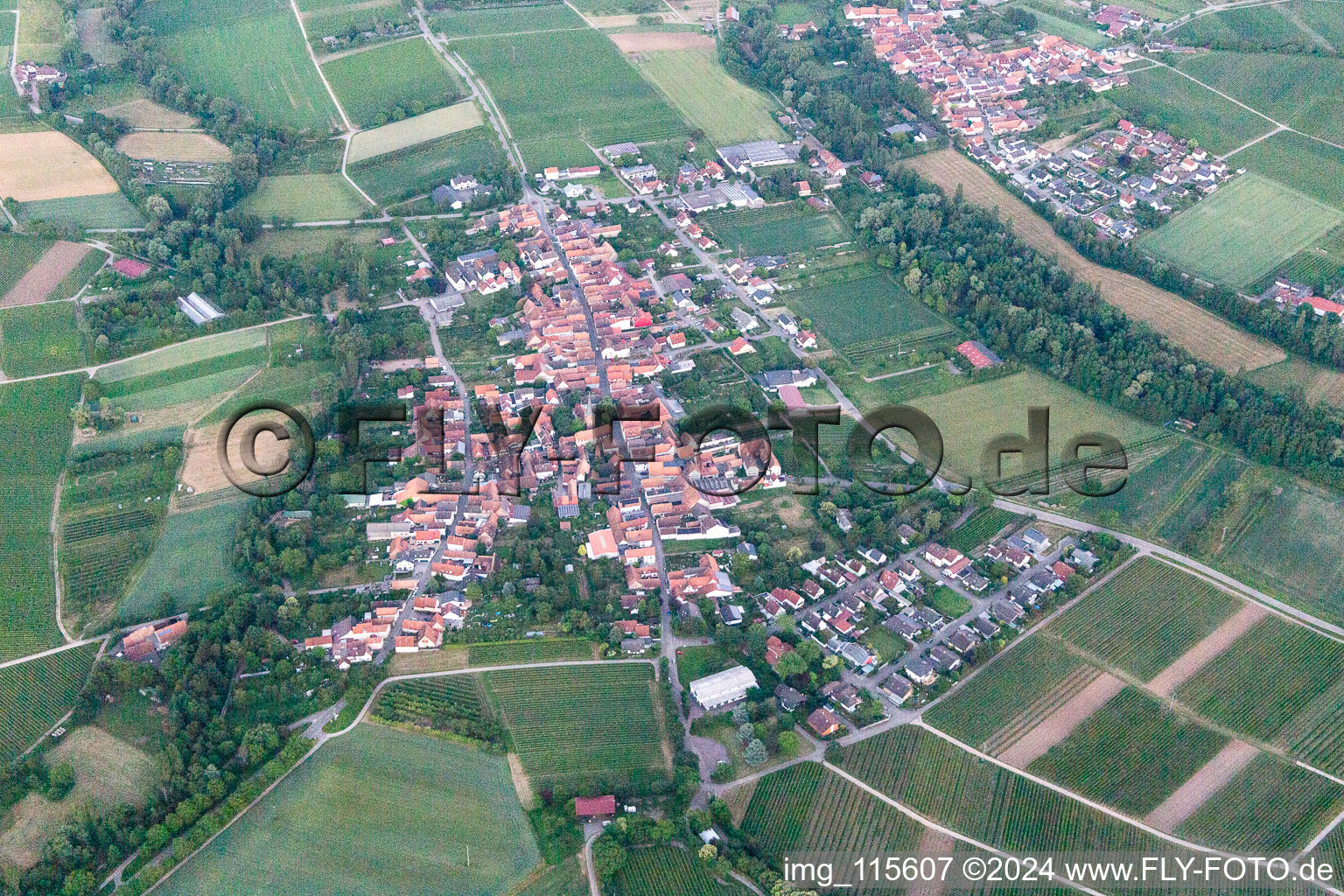 Enregistrement par drone de Quartier Heuchelheim in Heuchelheim-Klingen dans le département Rhénanie-Palatinat, Allemagne