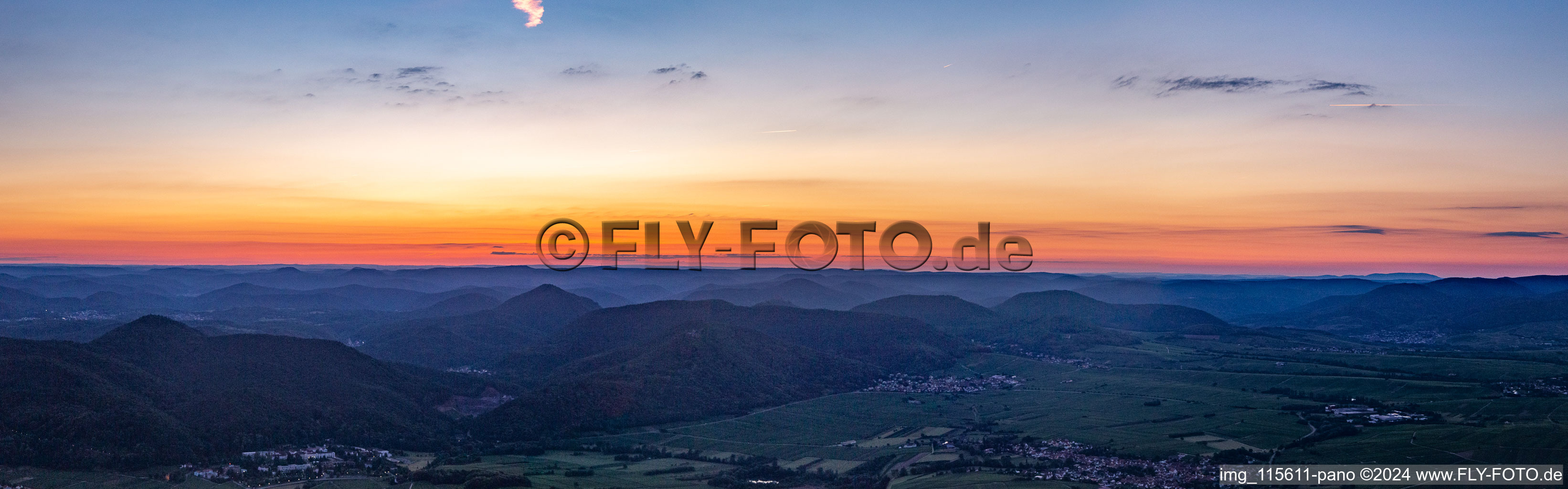 Vue aérienne de Panorama de la forêt et du paysage montagneux au coucher du soleil sur le Haardtrand de la forêt du Palatinat entre Klingenmünster et Albersweiler à Eschbach dans le département Rhénanie-Palatinat, Allemagne