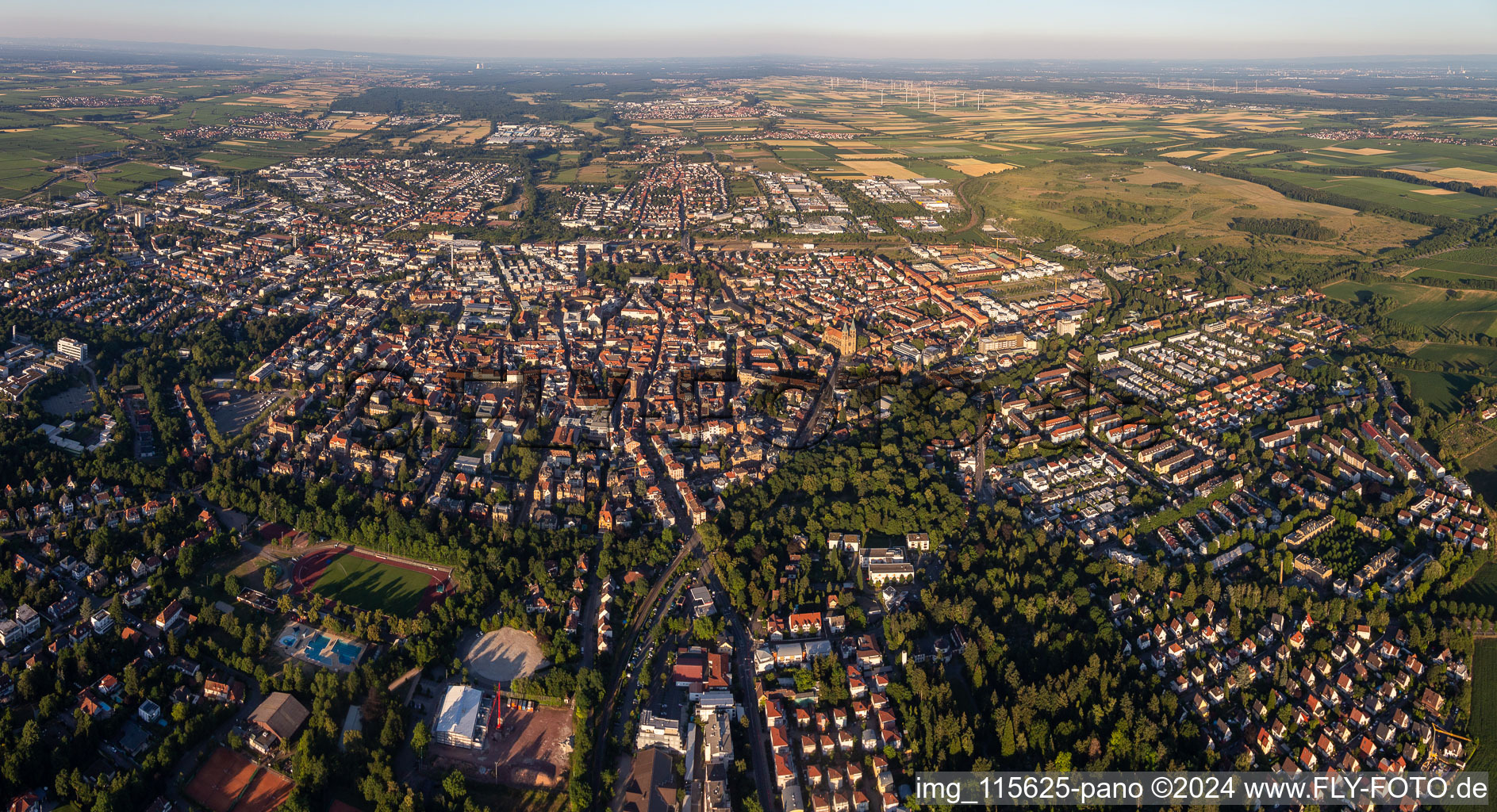 Landau in der Pfalz dans le département Rhénanie-Palatinat, Allemagne vu d'un drone