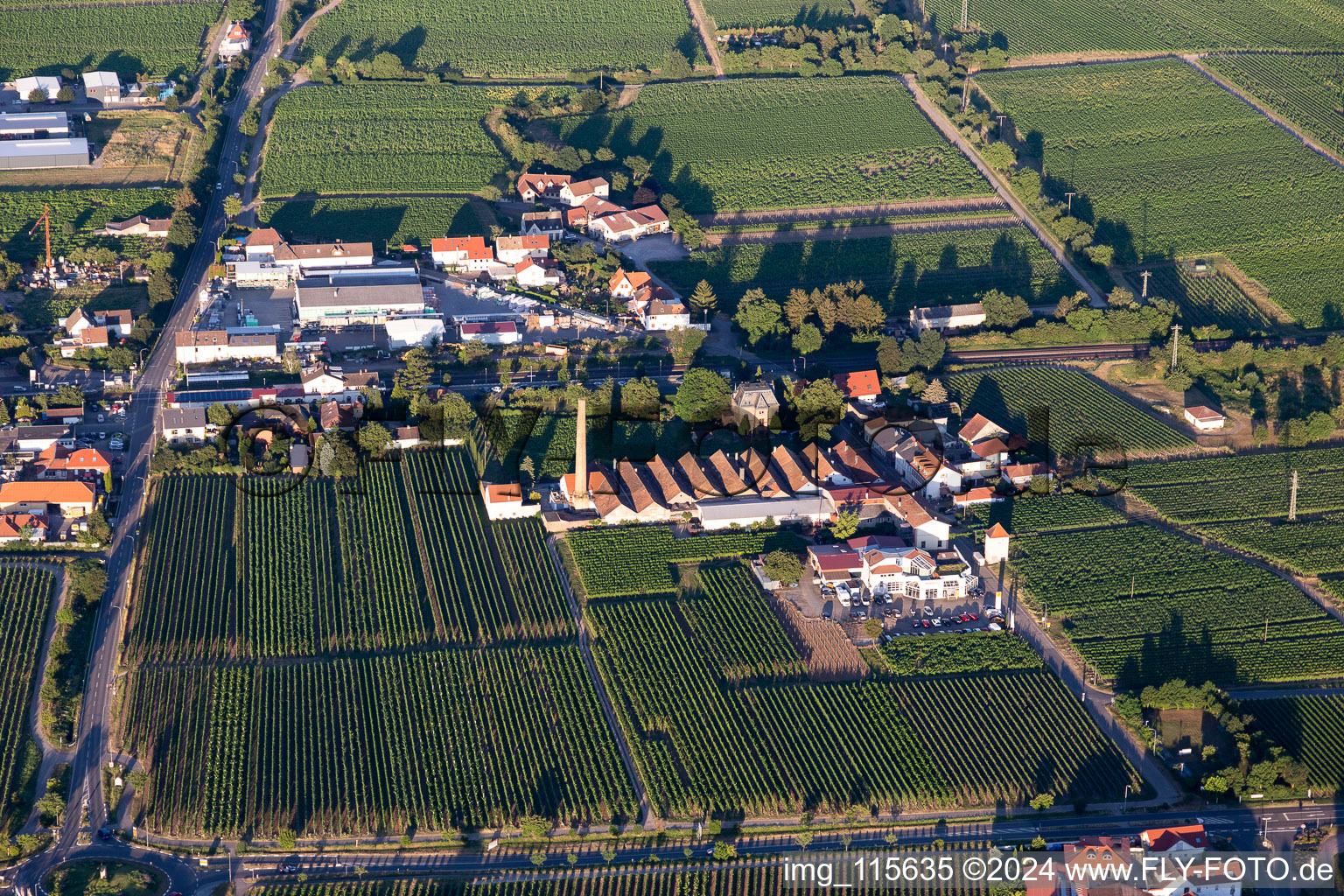 Kirrweiler dans le département Rhénanie-Palatinat, Allemagne depuis l'avion