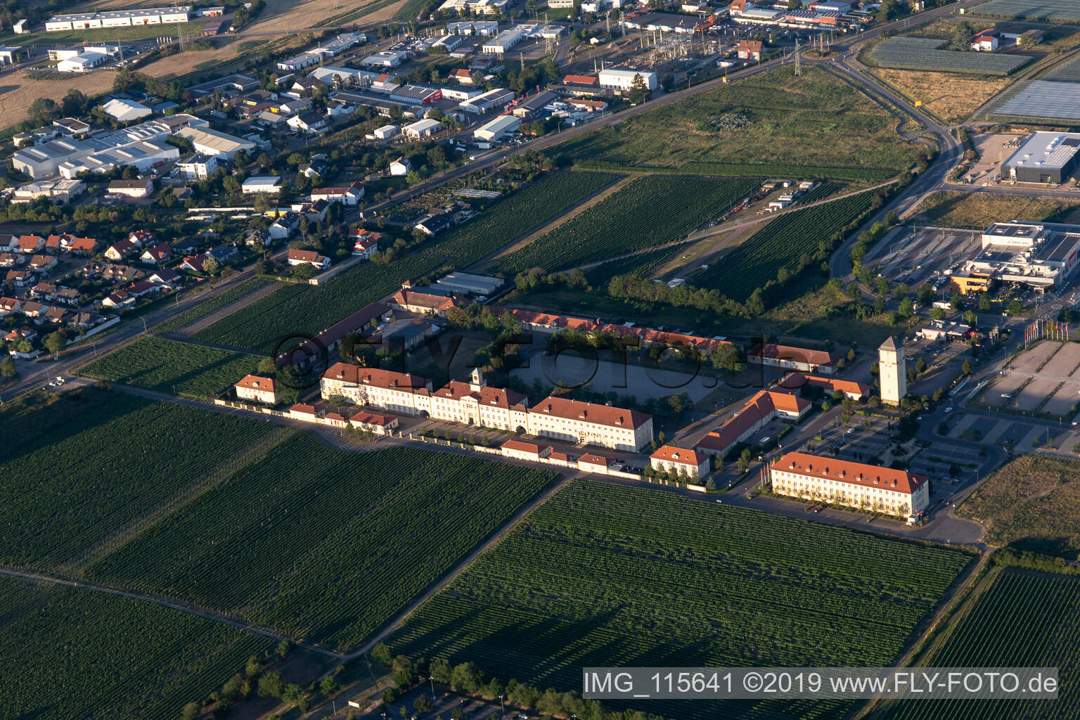 Vue aérienne de Siège social de Hornbach à Neustadt an der Weinstraße dans le département Rhénanie-Palatinat, Allemagne