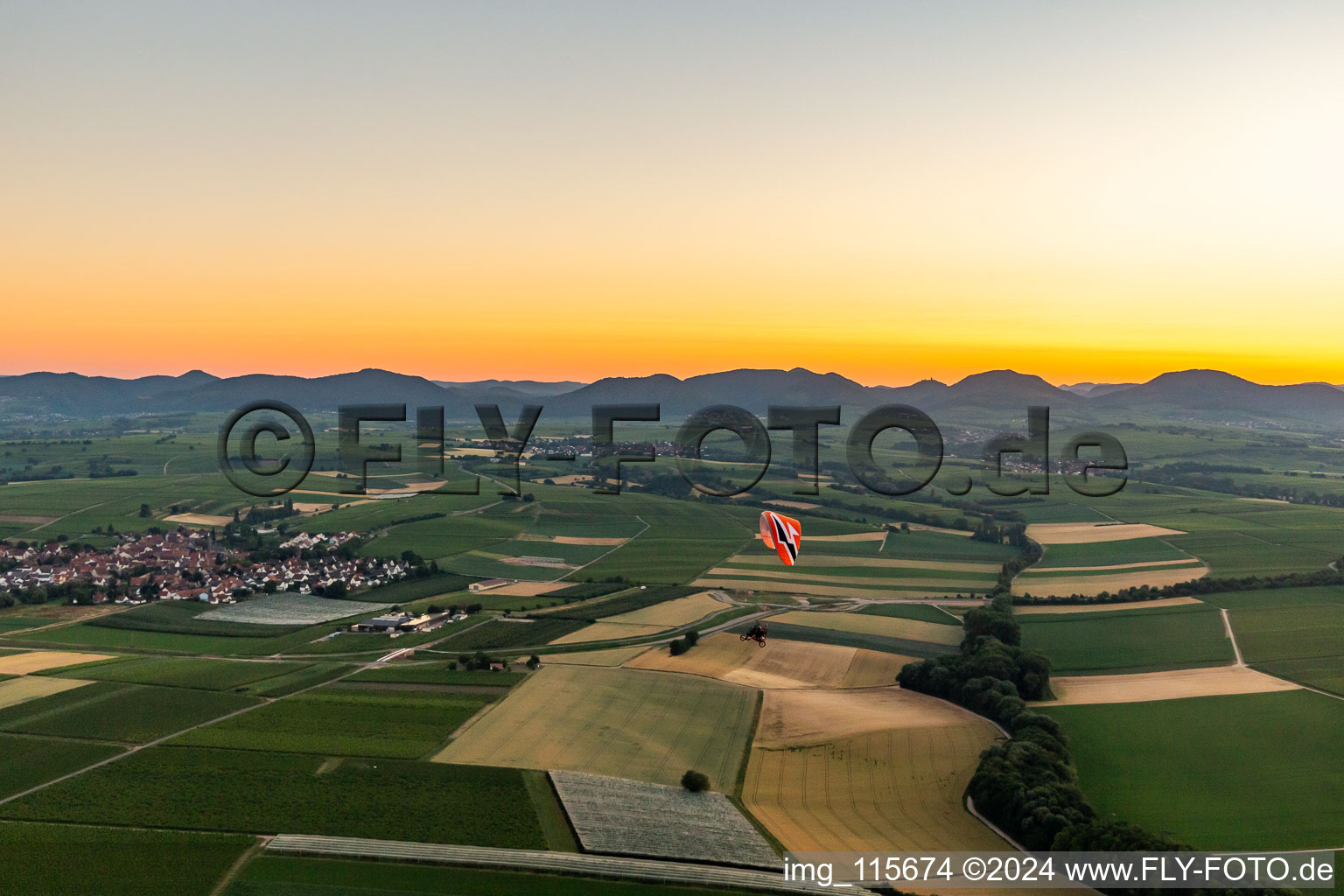 Vue aérienne de Coucher de soleil sur le paysage des champs sur le Haardtrand de la forêt du Palatinat dans le Vorderpfalz à Impflingen dans le département Rhénanie-Palatinat, Allemagne