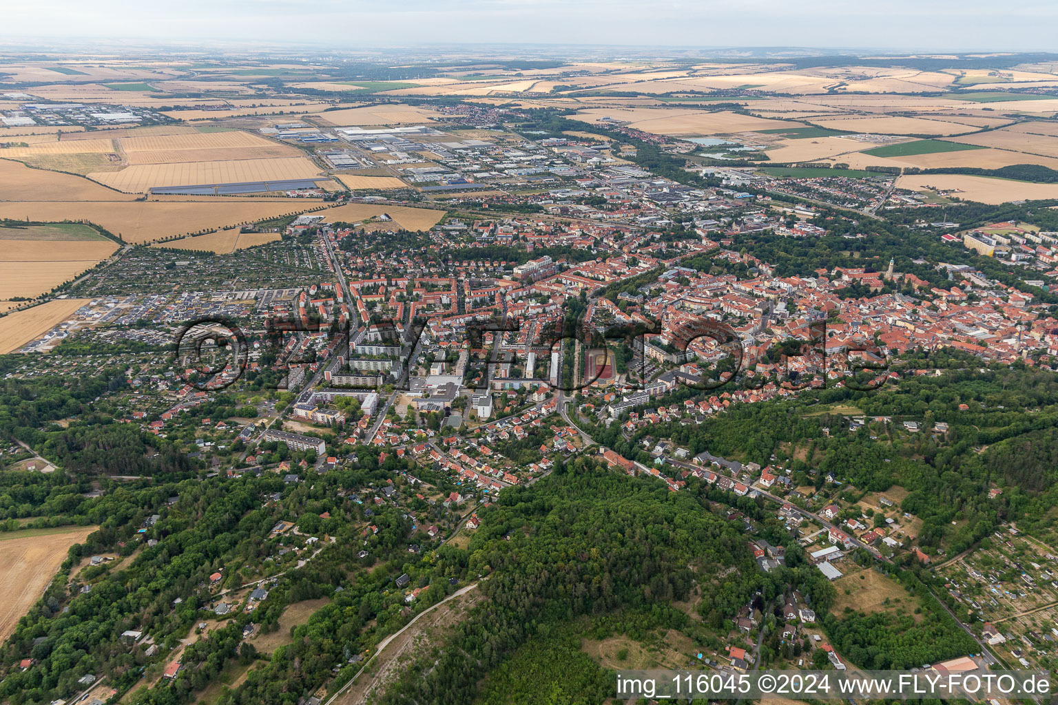Vue aérienne de Zone urbaine avec périphérie et centre-ville à Arnstadt dans le département Thuringe, Allemagne
