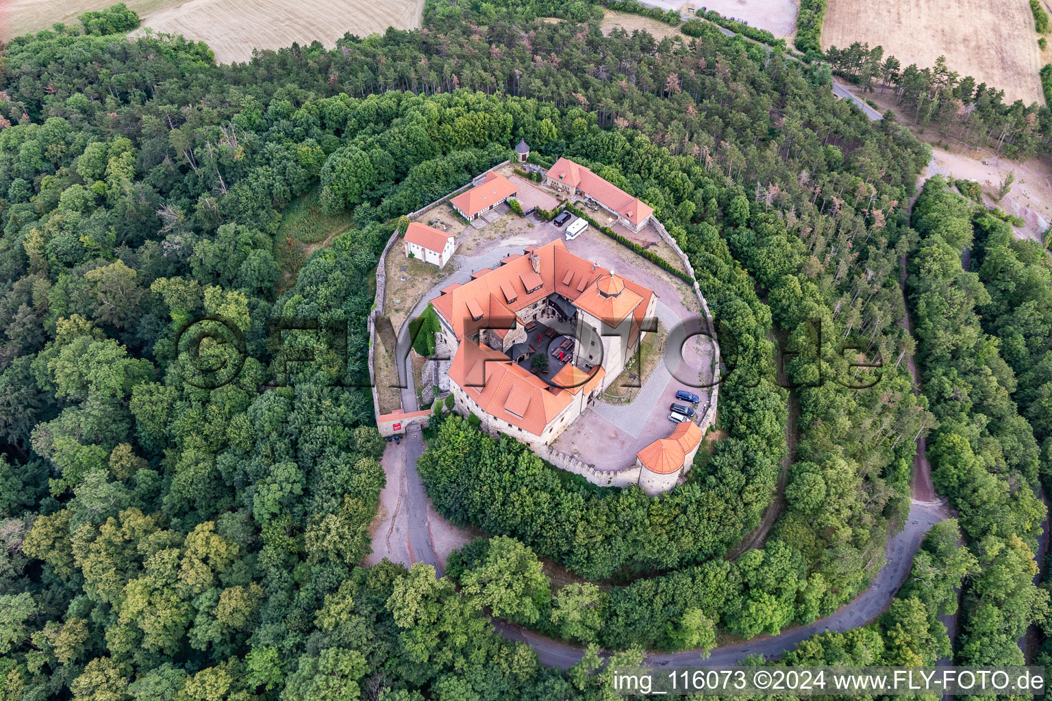 Vue aérienne de Complexe du château de Veste Wachsenburg en Holzhausen à le quartier Holzhausen in Amt Wachsenburg dans le département Thuringe, Allemagne