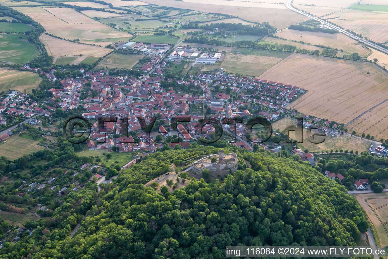 Vue aérienne de Quartier Mühlberg in Drei Gleichen dans le département Thuringe, Allemagne