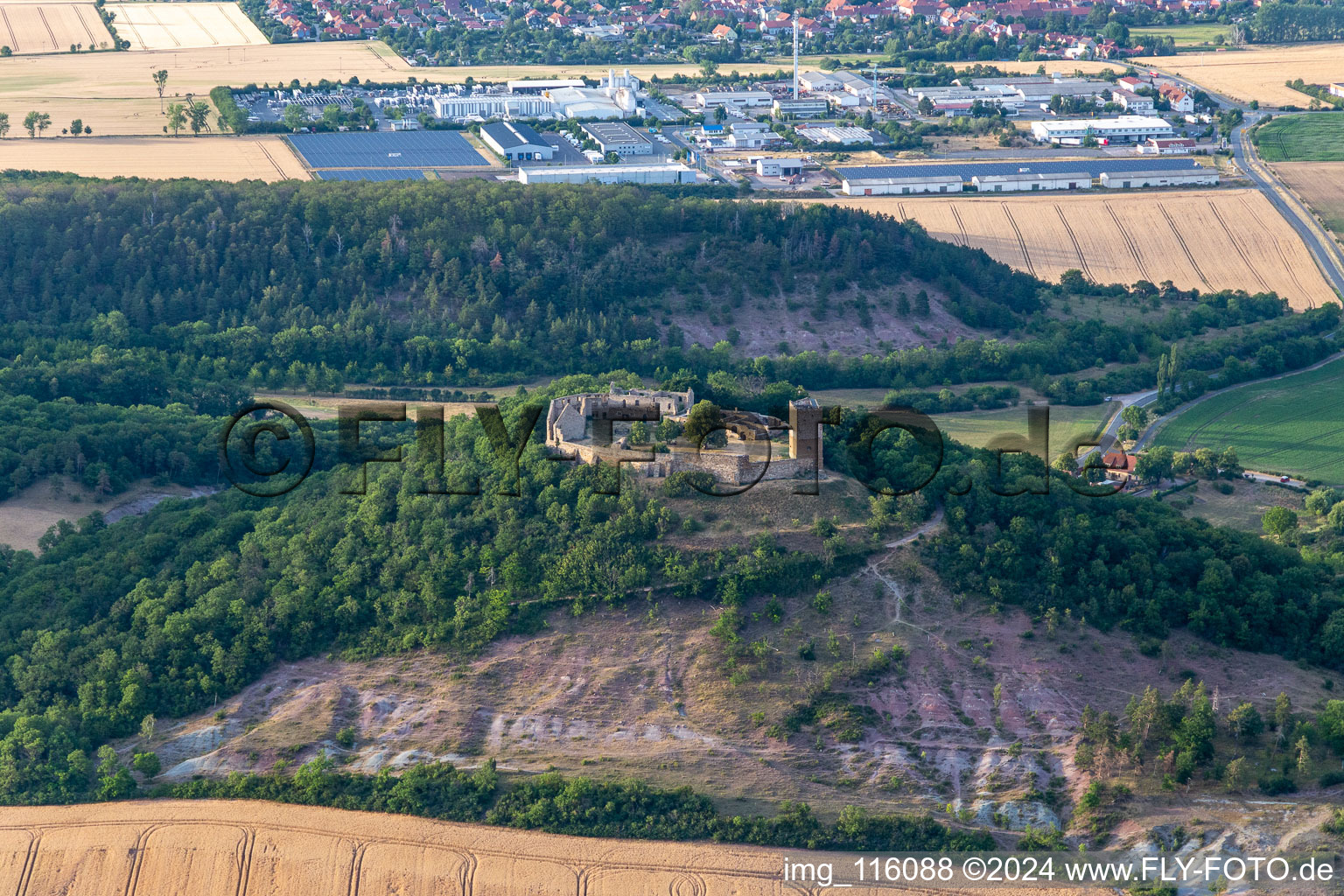 Château de Gleichen à le quartier Wandersleben in Drei Gleichen dans le département Thuringe, Allemagne du point de vue du drone