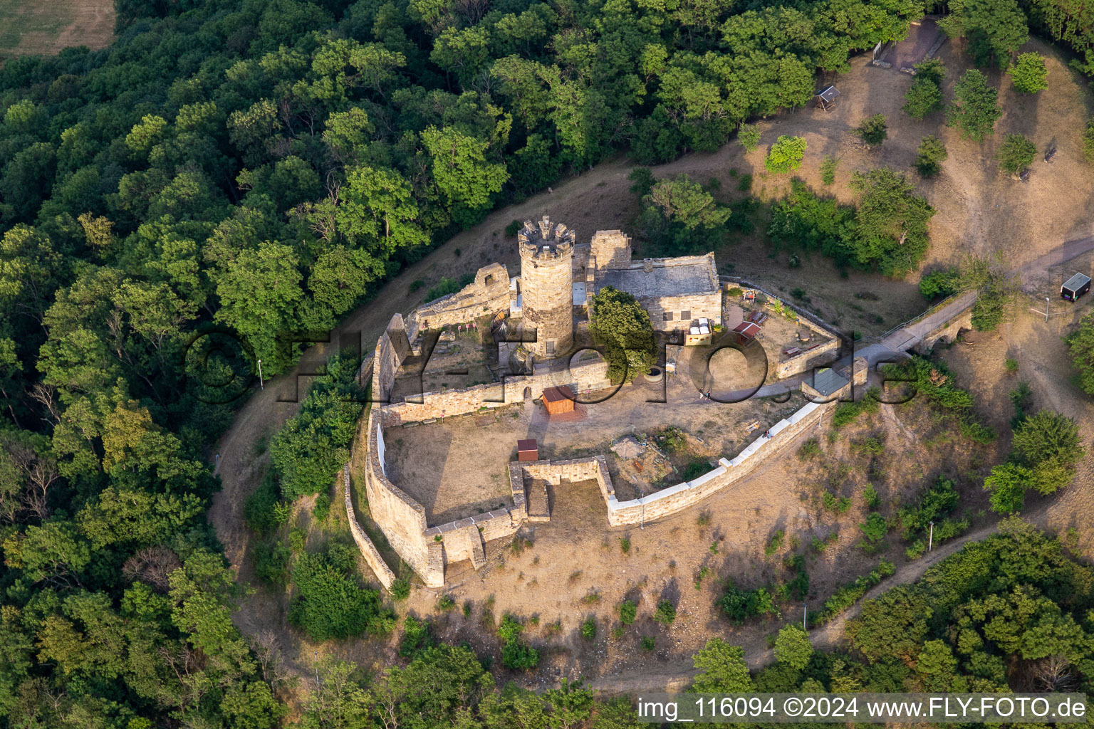 Vue oblique de Ruines et vestiges des murs de l'ancien complexe du château et forteresse de Mühlburg dans le quartier de Mühlberg à Drei Gleichen dans le département Thuringe, Allemagne