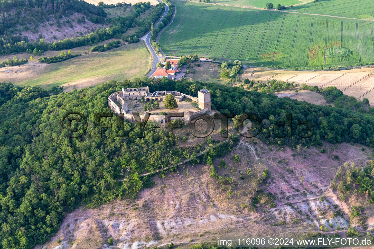 Ruines et vestiges des murs de l'ancien complexe du château et de la forteresse du château de Gleichen, sur la Thomas-Müntzer-Straße, dans le quartier de Wandersleben à Drei Gleichen dans le département Thuringe, Allemagne d'en haut