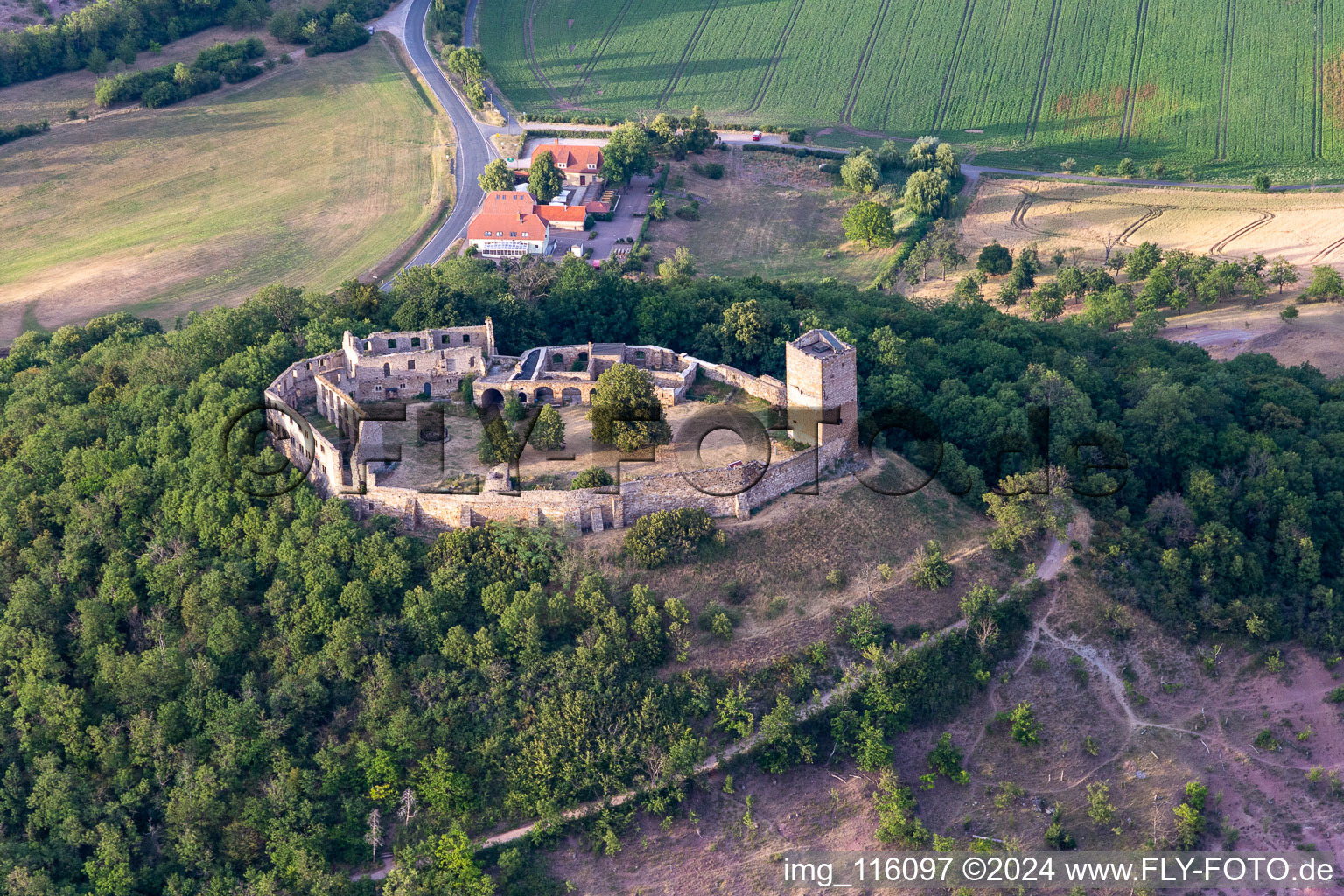 Ruines et vestiges des murs de l'ancien complexe du château et de la forteresse de Mühlburg à le quartier Mühlberg in Drei Gleichen dans le département Thuringe, Allemagne d'en haut