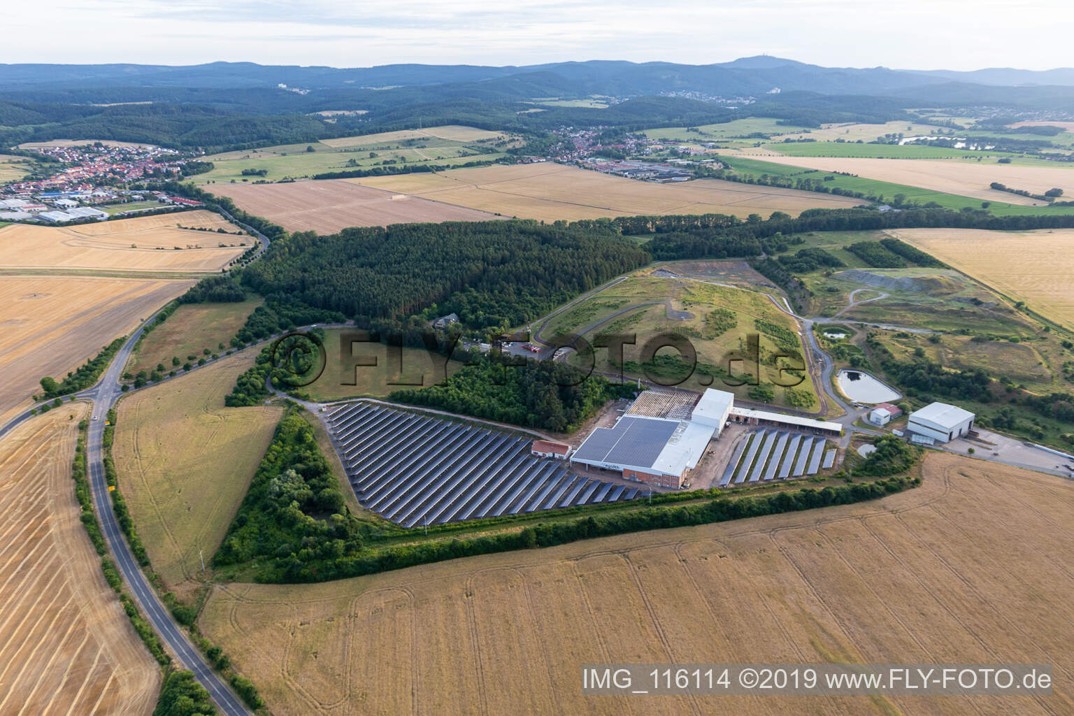 Vue aérienne de Rangées de panneaux du système photovoltaïque et parc solaire ou centrale solaire sur la décharge du service municipal des déchets du quartier de Gotha à Leinatal dans le département Thuringe, Allemagne