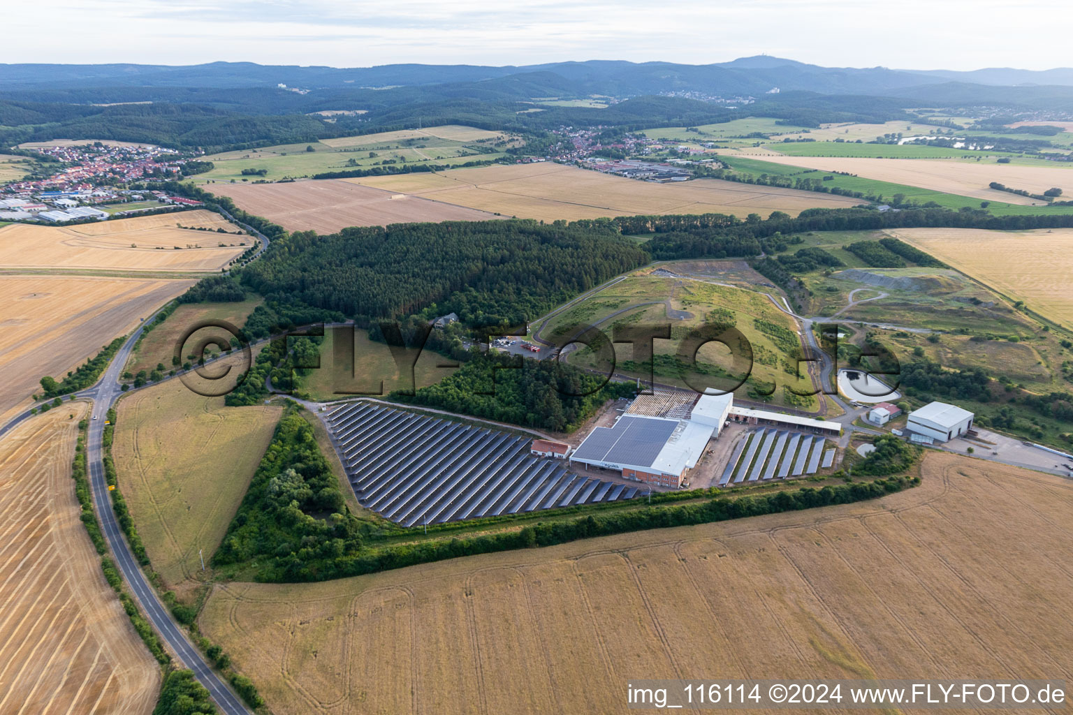 Vue aérienne de Rangées de panneaux du système photovoltaïque et parc solaire ou centrale solaire sur la décharge du service municipal des déchets du quartier de Gotha à Leinatal dans le département Thuringe, Allemagne