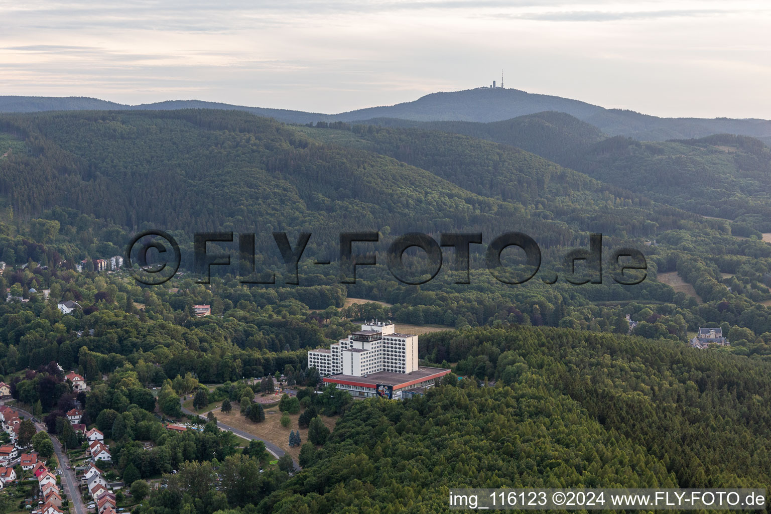 Vue aérienne de Complexe hôtelier de grande hauteur Ahorn Berghotel à Friedrichroda dans le département Thuringe, Allemagne