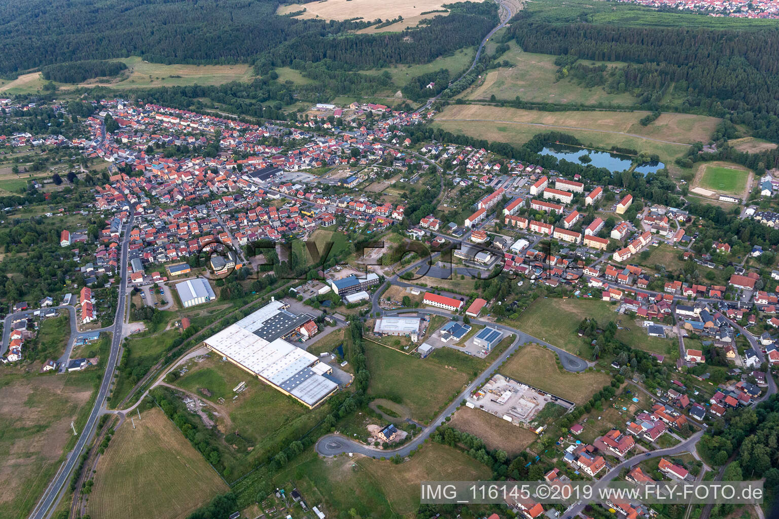 Vue aérienne de Centre-ville entouré de forêts et de zones forestières avec des rues, des maisons et des zones résidentielles à Gräfenroda à Geratal dans le département Thuringe, Allemagne