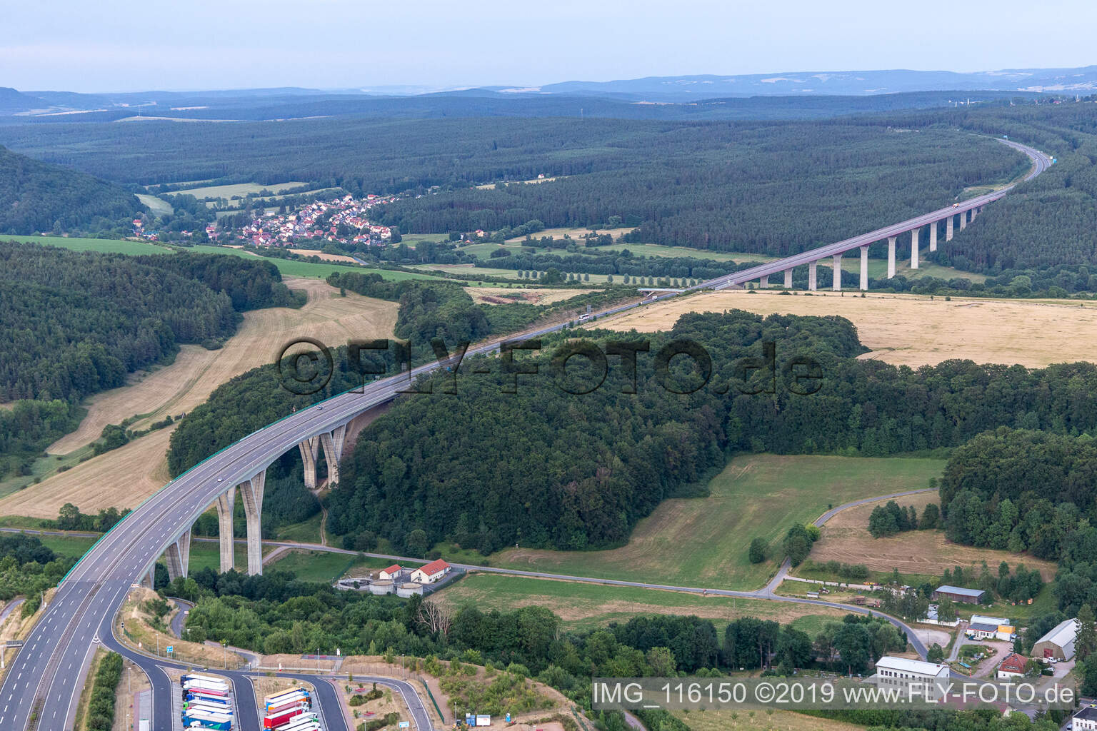 Vue aérienne de A71 Pont de la vallée de Gräfenroda à Geschwenda dans le département Thuringe, Allemagne